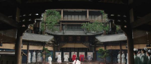 剧情很不错,但是导演也太颠了,而且老是喜欢用怼脸镜头,太多了…