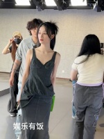 来啦！新浪扫楼入场，灰色吊带优雅满分，气质绝佳