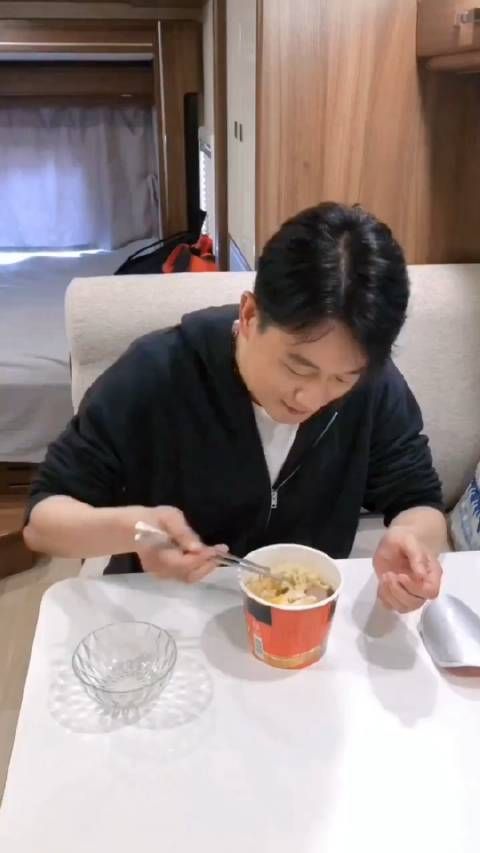 做一个演员太难了，佟大为连方便面都不让吃，只能吃水煮菜，佟大为 母生单胎
