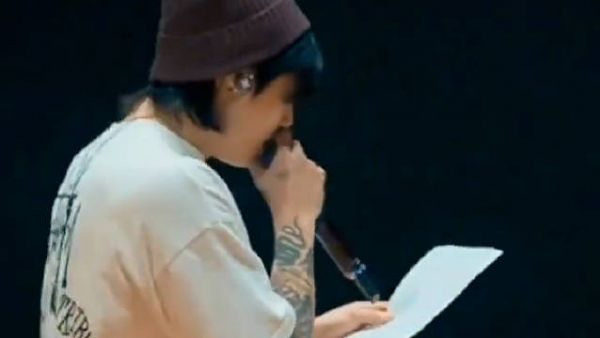 柾国“burn it”彩排 唱最酷的歌 露出最甜的笑
