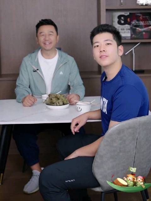 郭涛儿子同框送端午祝福,17岁石头长相周正,网友直呼好帅气!
