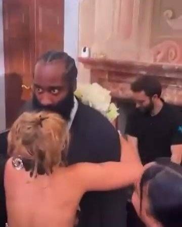 重度恐婚人士哈登! 近日,哈登携女友参加隆多的婚礼!