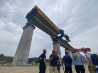 桥梁是被“放”到桥墩上的——美国青年现场见证造桥“神器”