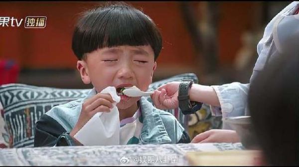 小孩不忍朋友离别,失声大哭,哪料小闺女举动感人