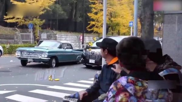 谢霆锋开古董豪车,周杰伦目不转睛,调侃:怎么把我家车开来了