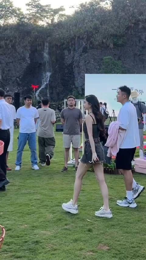Angelababy现身参加活动,颜值依旧很顶,但是人气不如以前了