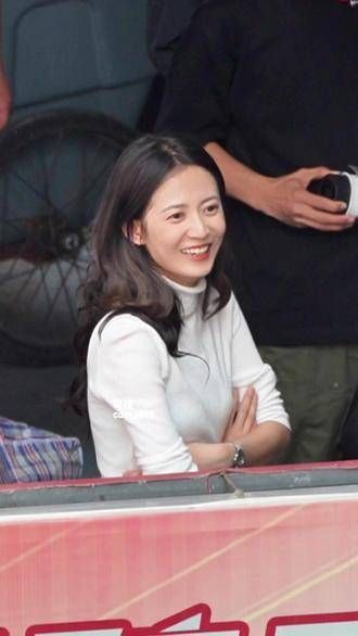陈钰琪笑得像夏花一样灿烂,可甜可酷可温柔,笑容是最治愈的女孩…