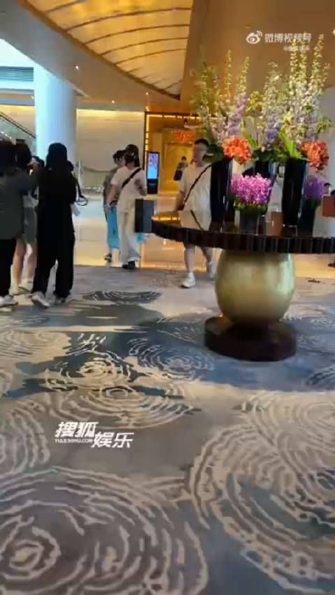 搜狐今天也拍了周也,还回复了评论:她只是没有笑脸相迎,咋就成了黑脸