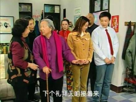 伟哥与婷婷之间瞬间燃起爱火,那眼神交汇,那些微妙动作…