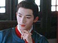 男主言不由衷，赠予女主口哨，口称她为棋子，实则挂念其安危！