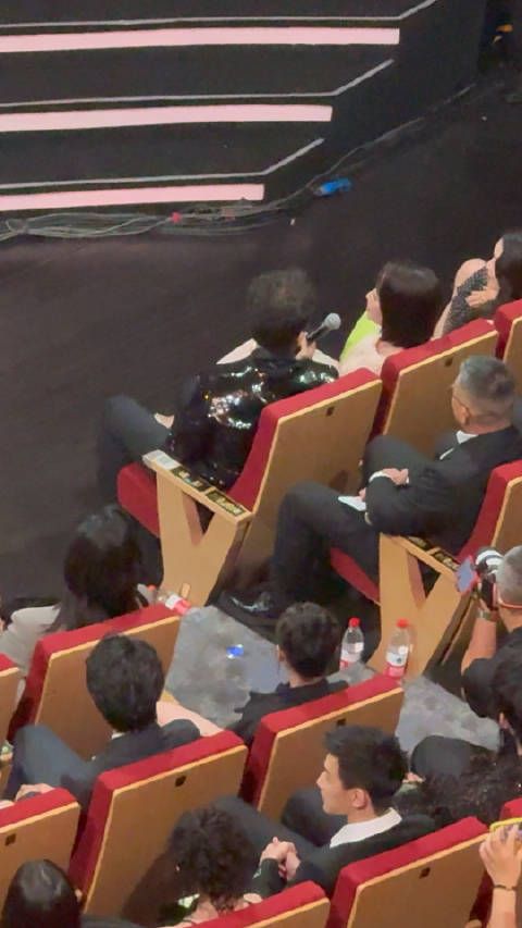 在内场与@邓超 互动,再次推荐了电影《接班人计划》 虽然@沈腾 被cue失败…