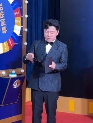 黄渤在微博电影之夜盛装登场,49岁的他风采依旧如何?