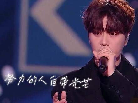 陆虎的歌声在跨年之夜响彻云霄,他的歌曲终于在那一刻得到了应有的舞台…