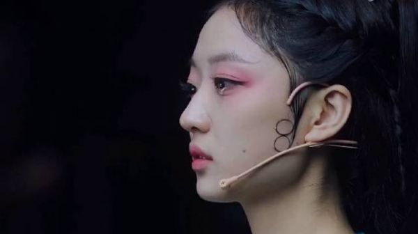 青蛇和许仙是一对恋人，结果演了戏，许仙入戏了，白蛇却是清醒的
