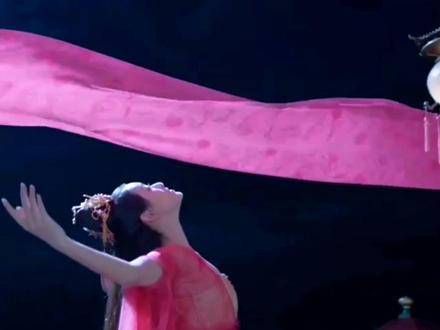 王奕婷 ,这场景犹如一曲悲歌,泪水中的离别,让人心头沉重