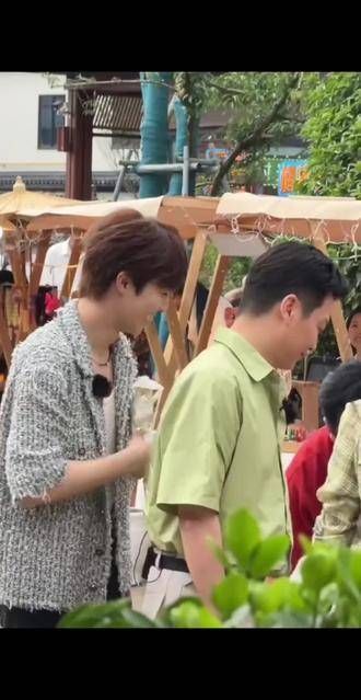 宝贝在庭院里录制歌声，笑容如蜜，宛如清风拂过的田野…