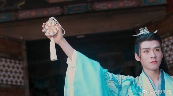 月初通过盟主考验,拿到令牌,王权弘业当场退位让贤