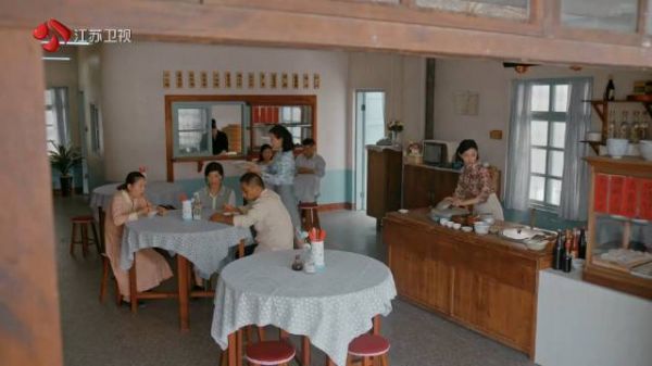 邓枢@演员侯勇 以客人身份回到小馆,但总闲不住非要干活