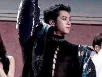 这段rap在粉丝直拍下显得格外动人，的魅力无法抵挡，仿佛般炽热…