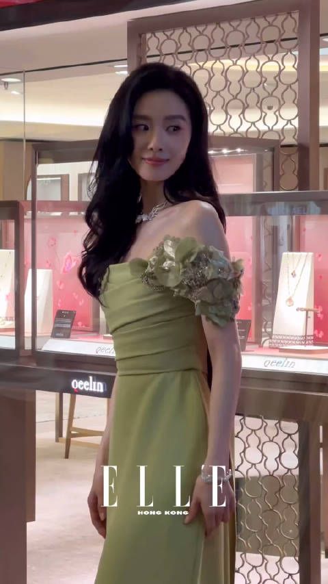 港媒镜头下的刘诗诗 Elie Saab 2024春夏高定上身,女演员许久不见公开活动