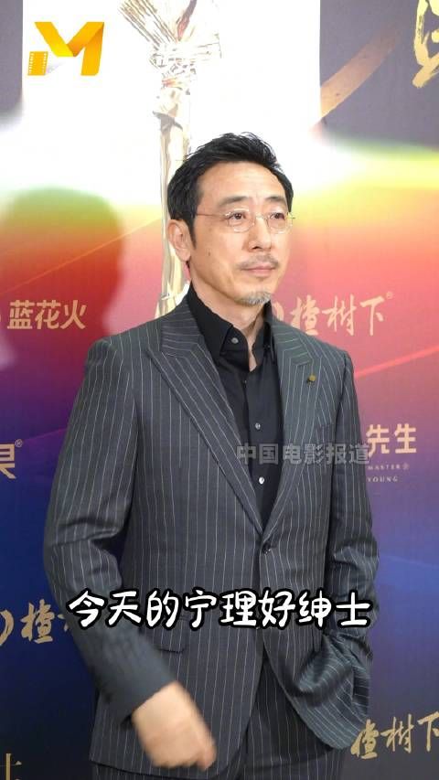 闭幕仪式,演员宁理一身竖条纹西装亮相,举手投足尽显绅士风度