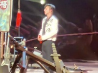 这手势...这转身...这点头示意……难以言表啊