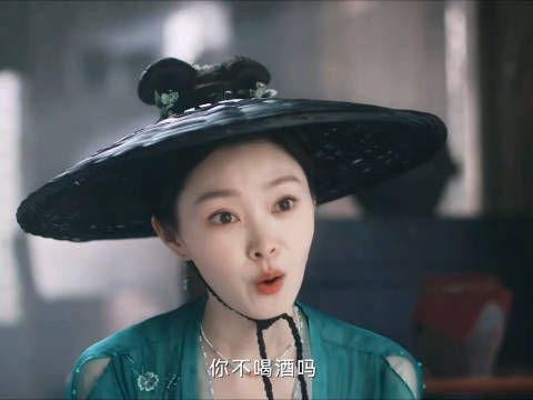她月圆会变身，而他看不清人脸，正好凑一对儿…
