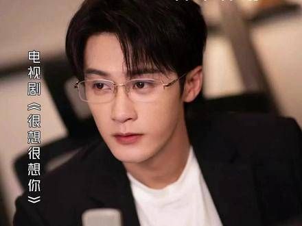 莫青成的气质如诗,每一处微妙之处都透露着他对 的情感