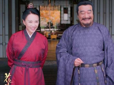 花花世界中的父母之爱，甜蜜得如同花瓣间的蜜糖