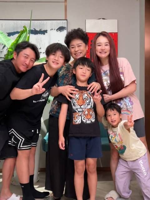 冉莹颖晒一家六口合照,三个儿子长相大不同,妈妈帮带娃13年瘦好多