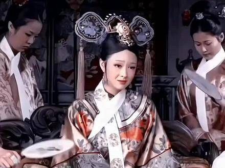 华妃虽盛气凌人,却也教养有素,那一幕幕让人难忘,尤其对而言