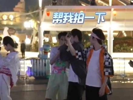 绚烂烟花映衬下的并肩身影,的确透着无尽的浪漫气息