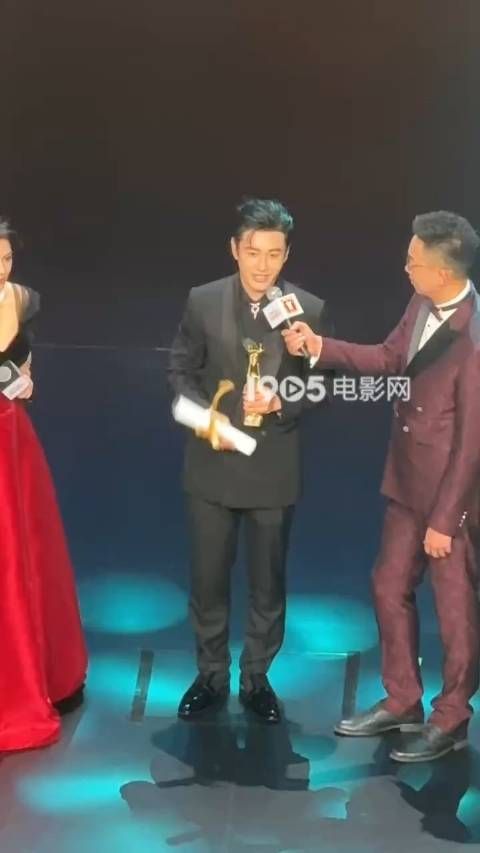 黄晓明说他越过了高山,遇到了18岁的自己,有着初心、乐观、不畏前行的自己…