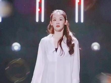 《浪姐》舞台如风暴席卷,全员身披白色西装…
