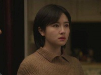 城市灯火映照着辛酸，摩天大楼的阴影中藏着故事…