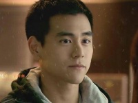 思念如潮水涌动， 的身影与 的歌声交织在 的旋律中