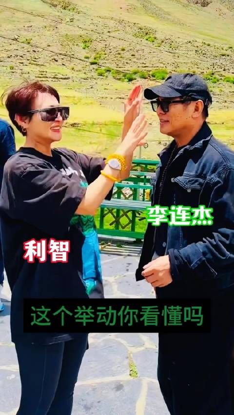 利智把手上的水甩到李连杰脸上，利智的举动你看懂吗？