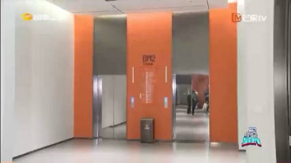 哈哈哈哈两个小猫探头，林一沈月怎么出电梯都这么有喜感啊！