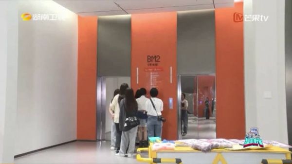 林一那大长腿真是没谁了,进电梯都得低头,沈月则校园风十足…