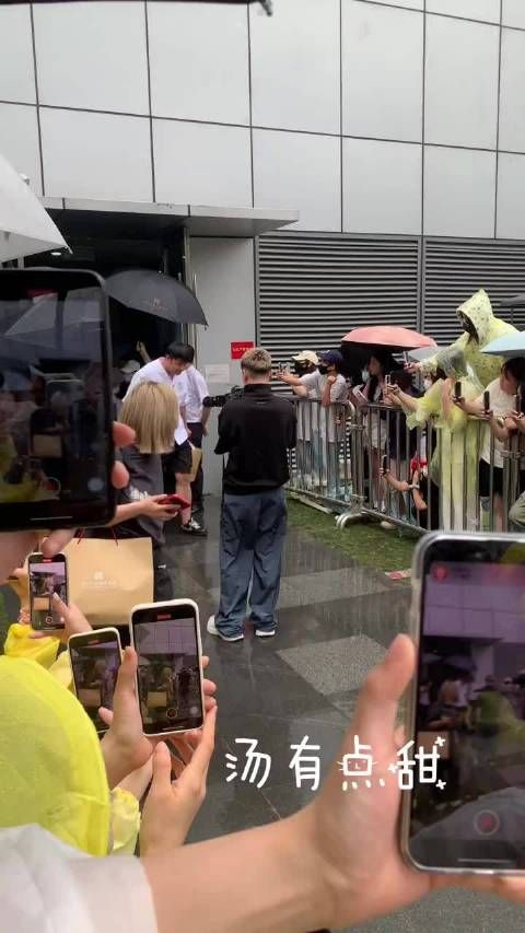 孙怡真的是很会饭撒的一枚甜姐哦,一身黑白条纹裙配小白鞋…