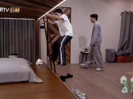 王栎鑫轻笑:“还不早些休息,还有什么打算?”俞灏明调侃道:我才不信呢!