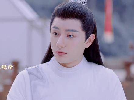 容钰舍身保护贺九灵安全撤离,她以职权压制摄政王,让摄政王深感位高权重…