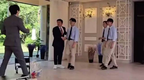 韩国宋家三胞胎最新综艺节目预告片段,三个小男孩居然一下子又长高这么多