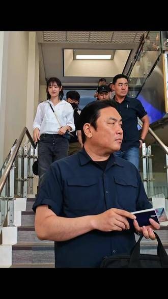 巧遇近在咫尺的镜头下,她今日的风采既优雅又气场全开…