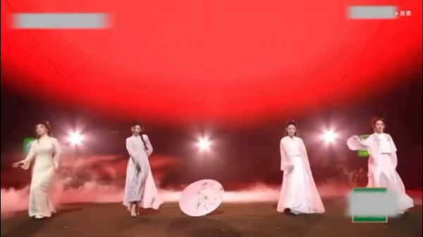 今晚浪姐舞蹈组直播,@张予曦 身着旗袍,脚踩高跟鞋…
