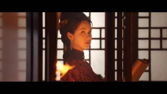 贵女的风采,如庄寒雁般冷艳,陈都灵似的灵动,尽显古典韵味