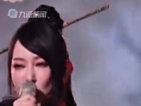 6月24日，面对网友期待她登上《歌手》的呼唤，萨顶顶淡然表示：一切随缘…