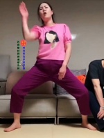 女子舞姿搏大叔开心，靠近时被他推开仰翻