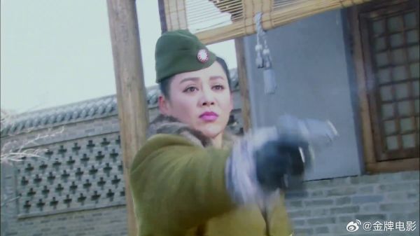 匪军杀害俘虏，不料半路杀出个女兵