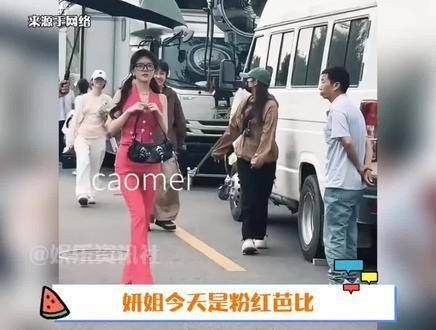 许妍如粉红芭比般迷人,这套造型让人无法忽视,今天又被妍姐的美丽迷倒了呢
